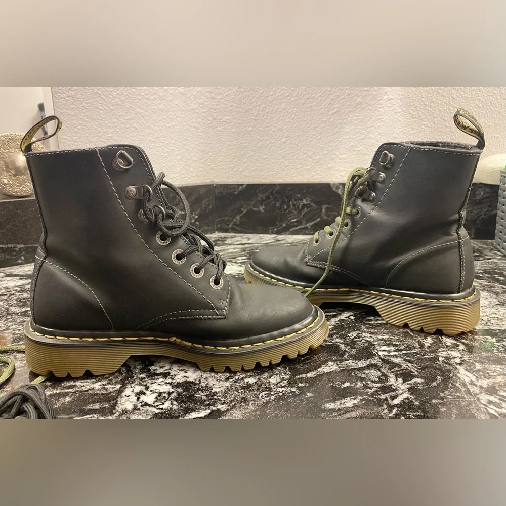 Dr. Martens Luana 7 Eyelet Lace Up Black Boots Women’s Size 6 UK 4 Leather - Picture 14 of 16